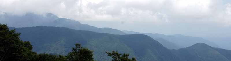 雲がかかっているが低地はまだ良く見える