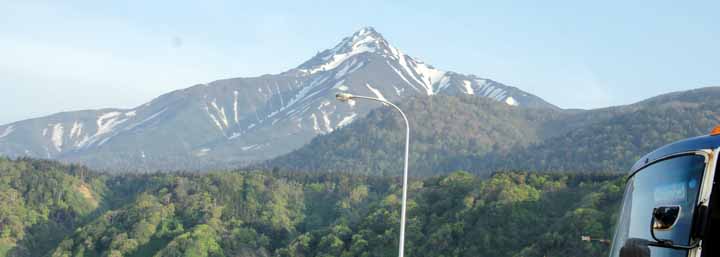 利尻富士がまだ雪をかぶっている