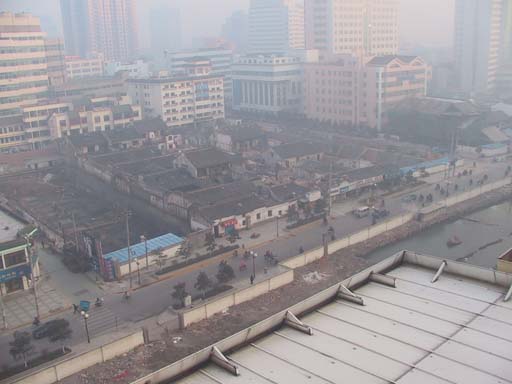 chn301.jpg
 ORG[512 x 384] NOW[ 512 x 384]
(�␳�O�{�����{���␳������100���ŕ\����)